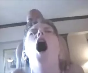 La esposa en cuatro patas recibe su poro gratis