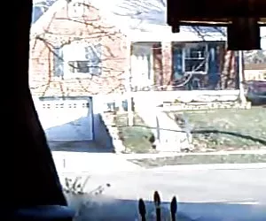 Frente a la ventana a mirar fotos eroticas de mujeres