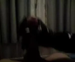 Masturbación con la mano con el condón de látex y guantes de cloruro de polivinilo porno joven