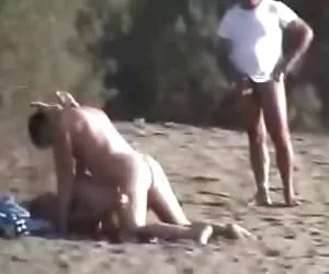 Nudisten de diversión en la playa imagenes de mujeres denudas