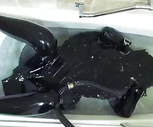 De goma de la chica en el baño de vapor. videos pirno