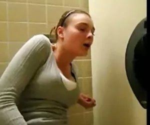 Masturbándose en un baño público ver videos de porno gratis