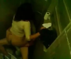 La maestra llamó la respuesta el estudiante en el wc videos poros