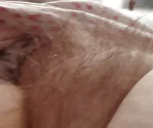 El frotamiento de un grueso acolchado coño peludo videos de porno