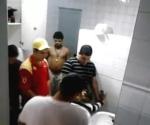 Los chicos de la puta a una chica en un pub de aseo gangbang! chicas calatas porno
