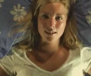 La pequeña rubia juega con ellos en la cama xxx las mejores putas