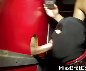 El siervo chupa la polla a una prostituta con una mujer descendiente de perversión zorras perras