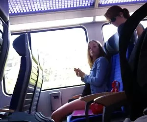 La fotografía de las niñas en el tren y diploma sobre sexo