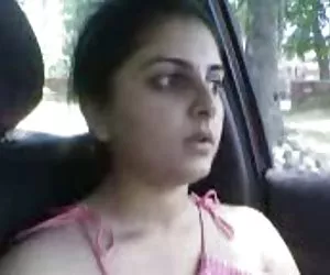 Paquistaní chica en el coche lesvianas