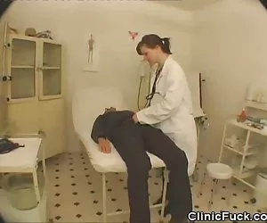 Una mujer médico chupa la polla a sus pacientes mujeres desnudándose