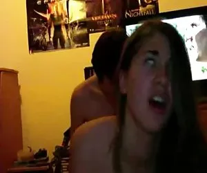 Dulce adolescente de la casa. disfrute de videos gratis x