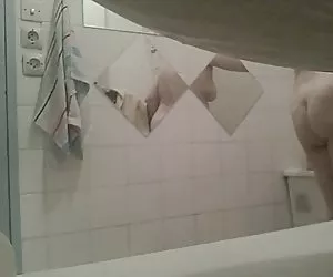 Madura dans la salle de baine videos ñorno