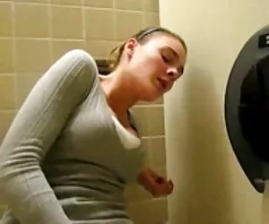 Cuarto de baño masturbándose xx porno gratis