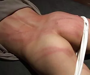 Lesbianas vinculados bdsm mujer zurra la guardia vídeos porno