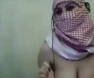 Palestinos árabes hiyab chica de mostrar sus grandes tetas en la webcam viejas haciendo el amor