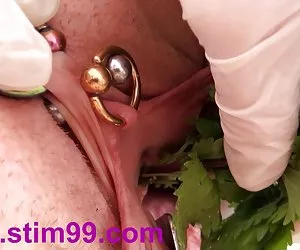 La ortiga en la inserción de la uretra de la ortiga bideo porno xxx