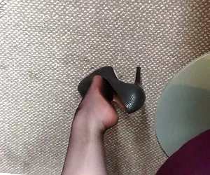 Louise nylon colgando de sus tacones hasta el mediodía placer ver peliculas porno xxx