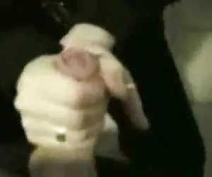 Goč emo vaca da una paja en el baño chica muy hot