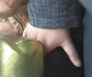 Palpar mujer de pie en el autobús(parte 2) big culos