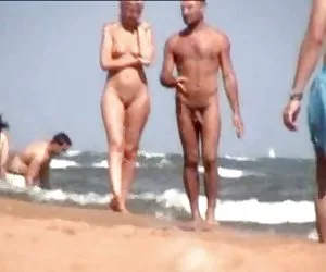 La rubia en la playa nudista poro xxx