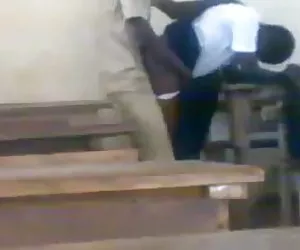 El adolescente de los estudiantes africanos, puta, en la clase mujeres desnudas x