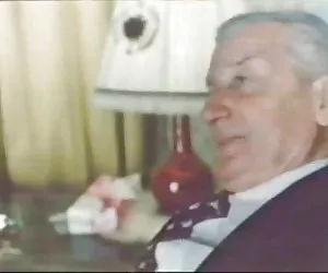 El hombre en el traje... jean recibe una mamada...de desgaste-tweed videos porno