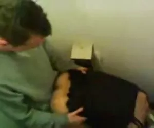 Captó una amiga se folla a la chica con la cabeza en el inodoro porno xxc