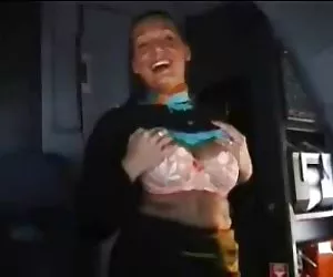 Francés azafata ofrece sus grandes tetas en la cabina vídeos putas
