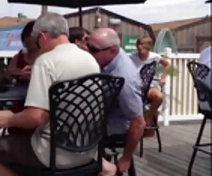 Un bar como camarera voyeur muy putas