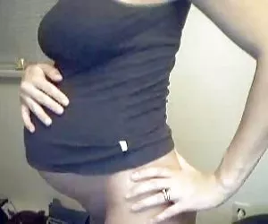 Apregnant, con pechos grandes, de color marrón de la areola en una cámara web de 1 xxx putas com