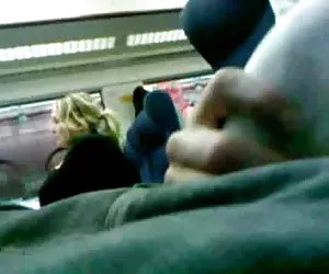 El bulto de flash en el tren fotos porno