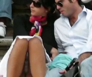 Voyeur 5 de vaquillas de la belleza en la escalera con un chico videos porni gratis