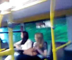 Dick flash con un final antes de 2 chicas en el autobús putasgratis