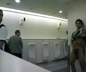 Cmnm - el chico se masturba en los baños públicos ! videos mujeres putas