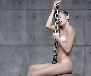 Desnudos escenas de miley cyrus - sabotaje de la pelota (disminuye) 1 perras tube