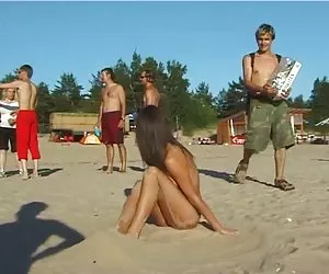 Espía chica desnuda ha recogido voyeur cámara en la playa nudista porno para putas