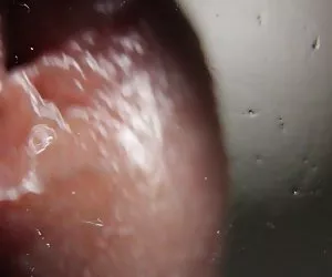 La macro cierran por correrse en el cristal guarras maduras