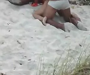 Esposa puta recibe un duro mierda en la playa. nenas muy putas