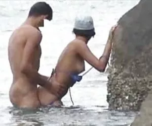 Flagra a la playa de praia wipeando follando