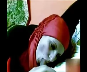 Árabe de la chica de rojo el hiyab a chupar la polla videos xxz