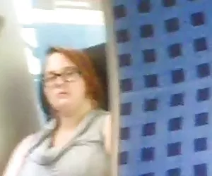 Ella me masturba en el tren 3x porno