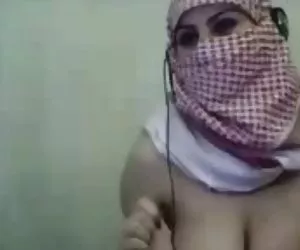 Palestinos árabes hiyab chica de mostrar sus grandes tetas en la webcam video ponno