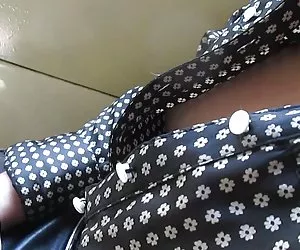 Toca las tetas en el tren mujeres peladas