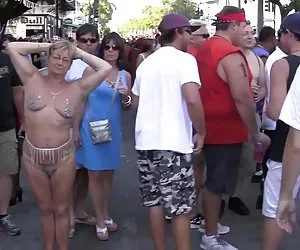 Desnudo en público 1 ver mujeres desnudándose