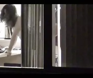 La ventana mira chica recibe clavado en la parte delantera de la caja porno video gratis