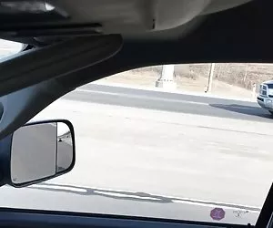 Automotriz flash de la conducción de la rubia disfruta de este sexo y nenas