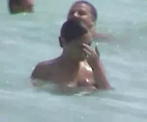 El pecho y el culo a la playa voyeur videos xxx maduras gratis