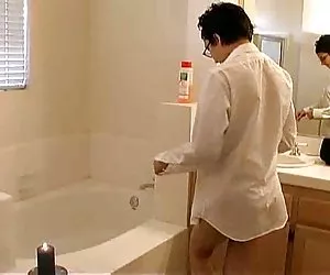 Muy peludo agudas de las tetas de la joven india, que juega en el baño videos de putas free