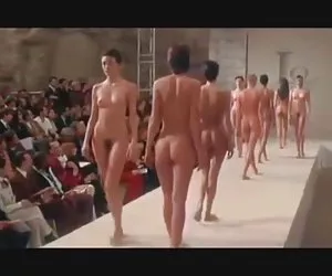 Desnudo desfile de moda retorno de pret a porter videos d putas