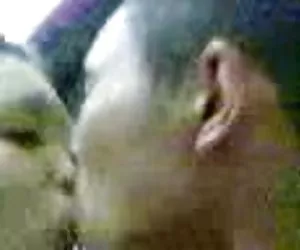 Malayo masturbación con la mano maduras ardientes